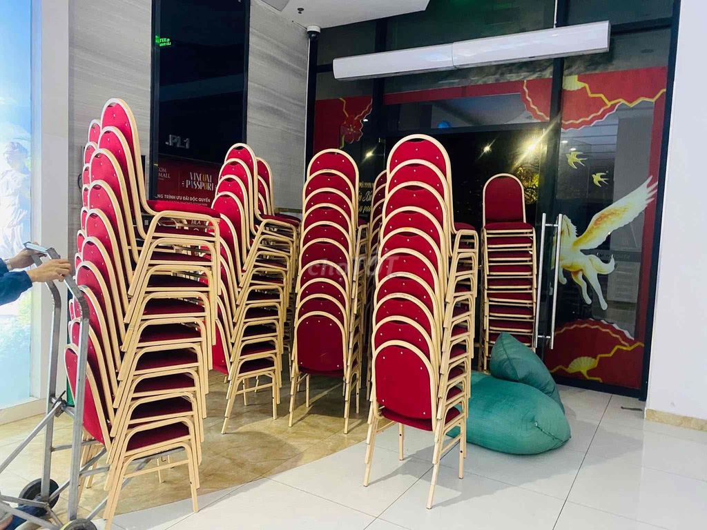 Ghế banquet Đỏ đã sử dụng mới 90%. Mua bán Bàn ghế tại Quận Ba Đình Hà Nội được đăng bởi sukienhanoi hình 1