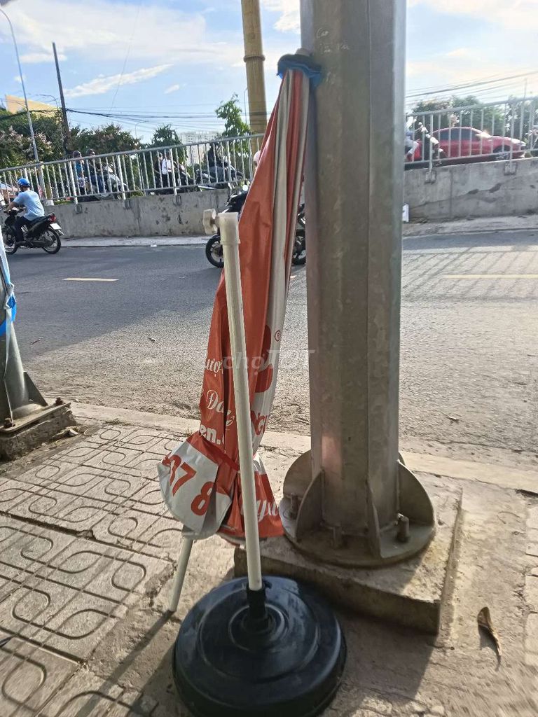Dù che nắng 2 mét Vải Kim loại Cam Xám Mới 99%. Mua bán Nội thất, đồ gia dụng khác tại Quận Bình Thạnh Tp Hồ Chí Minh được đăng bởi Vy hình 1