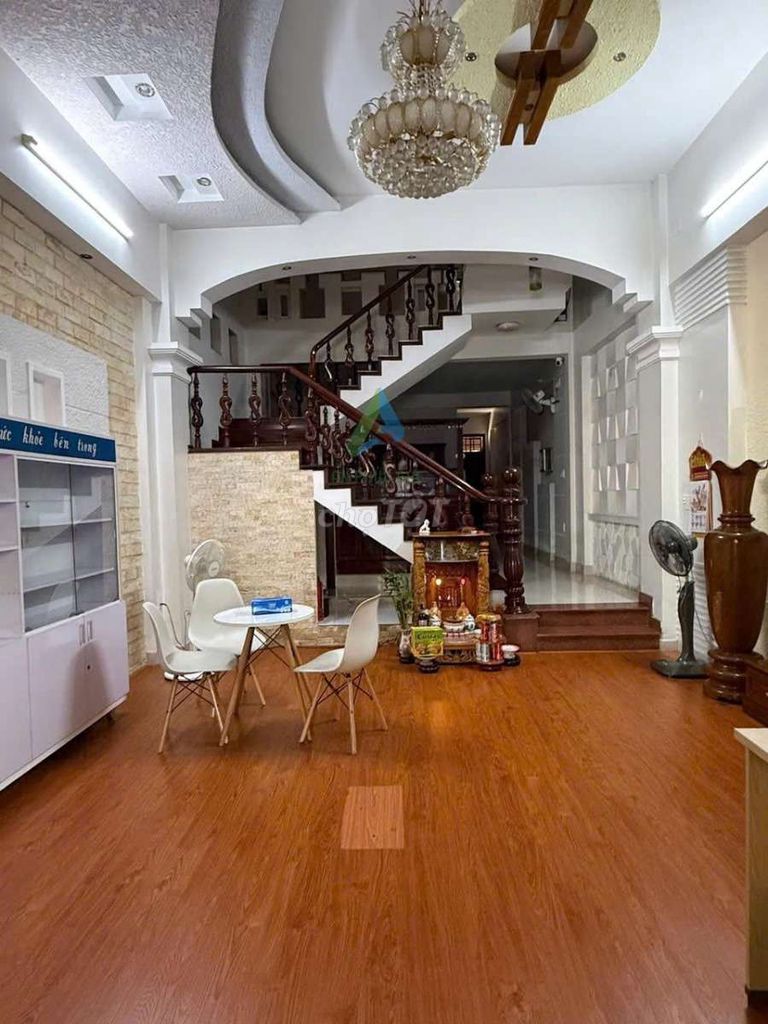 ПРОДАМ ДОМ С ФАСАДОМ