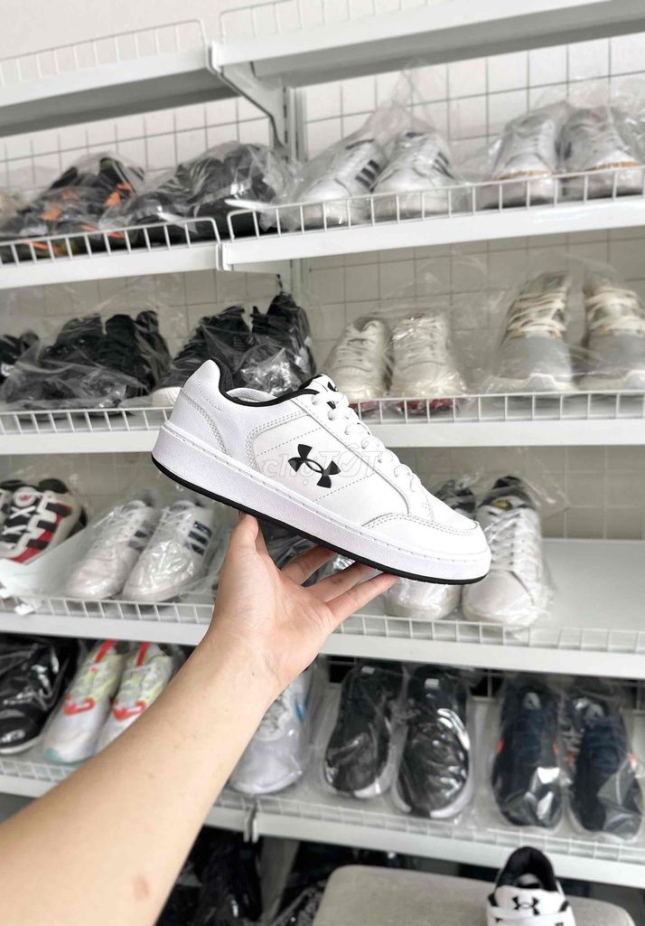 Giày Under Armour Sport Court Nam Trắng Size 40. Mua bán Giày dép tại Huyện Yên Mỹ Hưng Yên được đăng bởi Tiệm Giày Cũ 89 hình 1