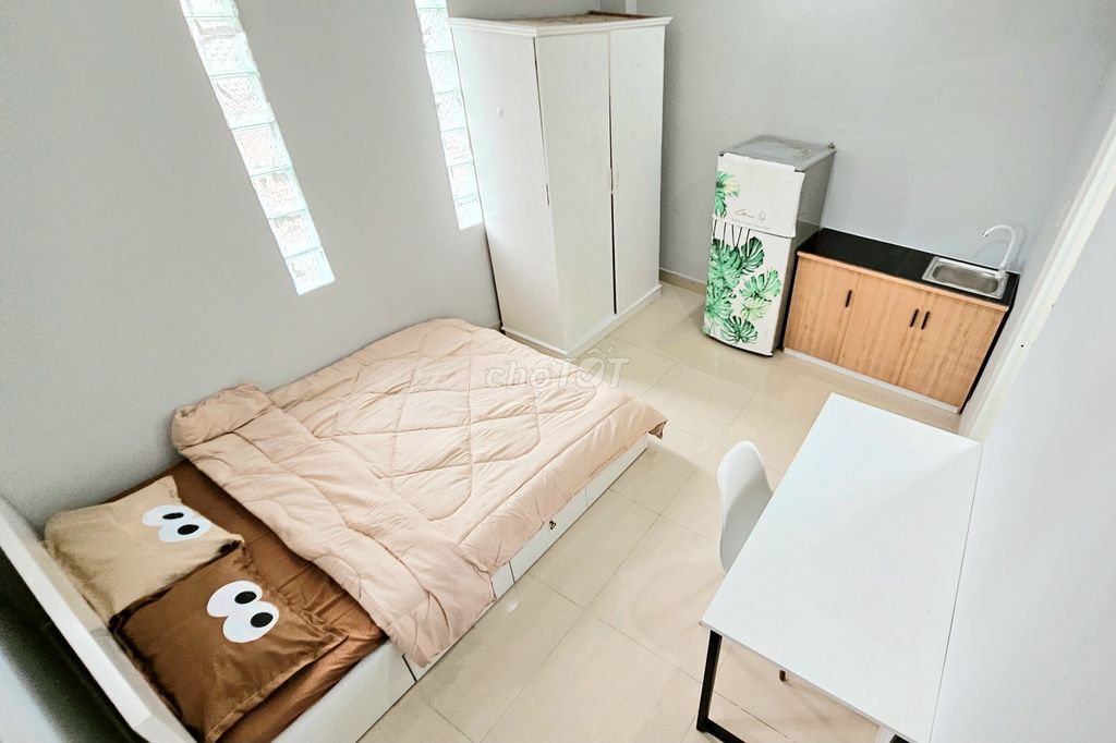 Phòng full nội thất như hình, cửa sổ, ngay Hàng Xanh, thông Thị Nghè !