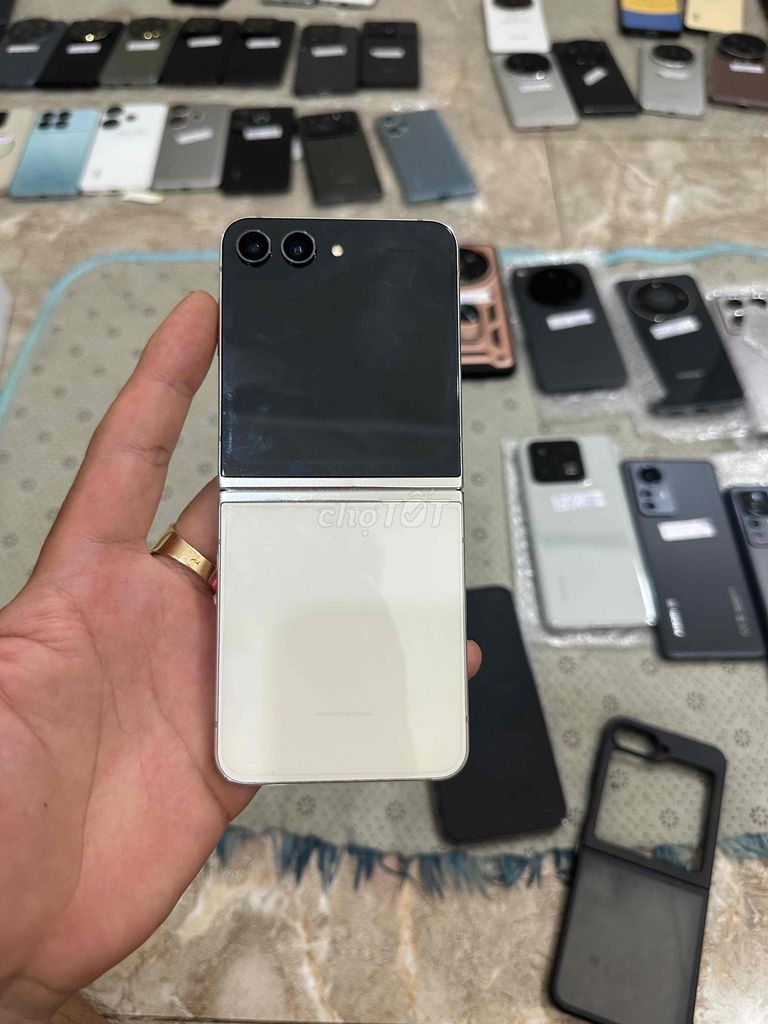 Samsung Galaxy Z Flip5 Trắng Mới. Mua bán Điện thoại tại Quận Tân Bình Tp Hồ Chí Minh được đăng bởi Nguyễn Thắng Mobile hình 1