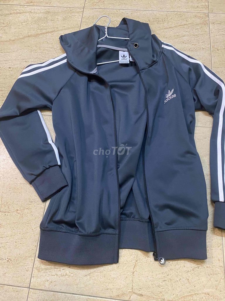 Áo khoác Adidas M Vải tổng hợp Xám. Mua bán Quần áo tại Thành phố Thủ Đức Tp Hồ Chí Minh được đăng bởi Anh Đào hình 1