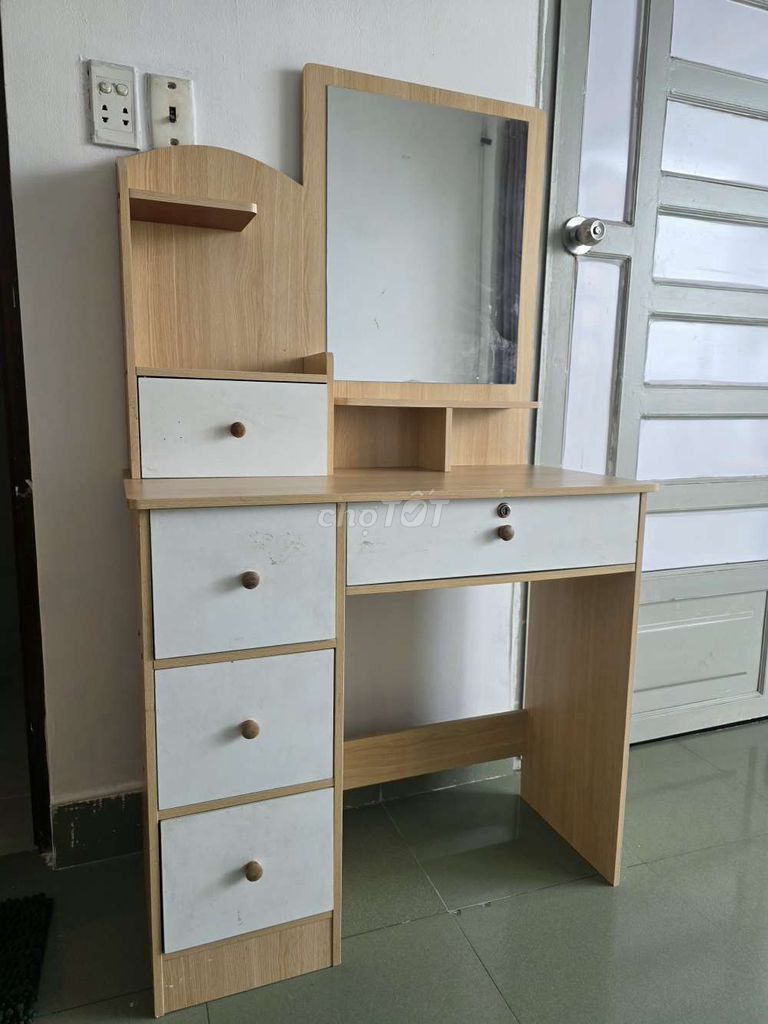 Bàn trang điểm Gỗ Vàng nhạt Còn mới. Mua bán Bàn ghế tại Quận Phú Nhuận Tp Hồ Chí Minh được đăng bởi Kit Le hình 1
