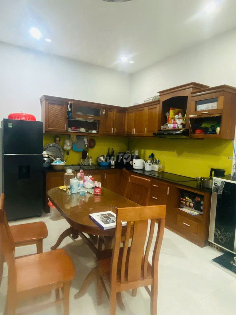 Bộ bàn ăn gỗ 6 người+ tủ bếp. Mua bán Bàn ghế tại Quận Ngũ Hành Sơn Đà Nẵng được đăng bởi Thach anh tuan hình 1