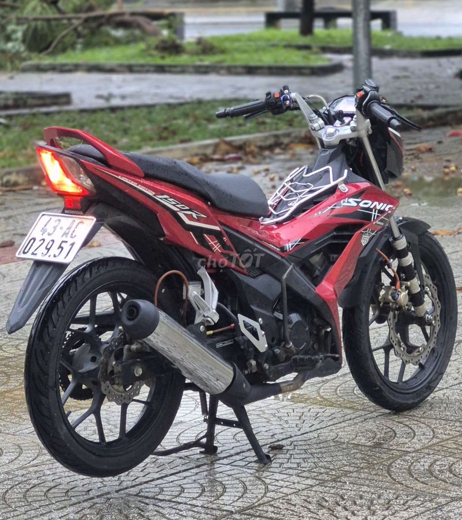 Honda Sonic 150 красно-черный, в отличном стоковом состоянии