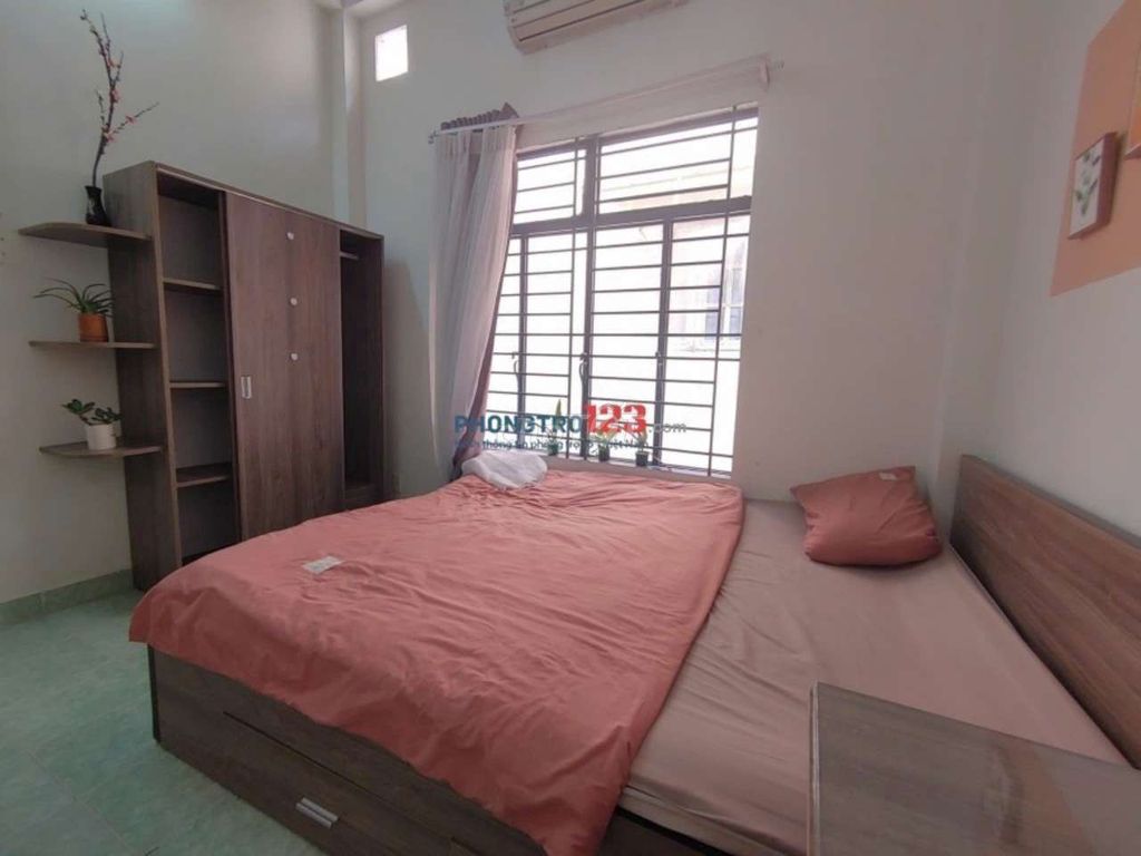 Комната с кухней, 20м², 2-й этаж, большое окно, полная мебель, рядом метро Ван Тхань