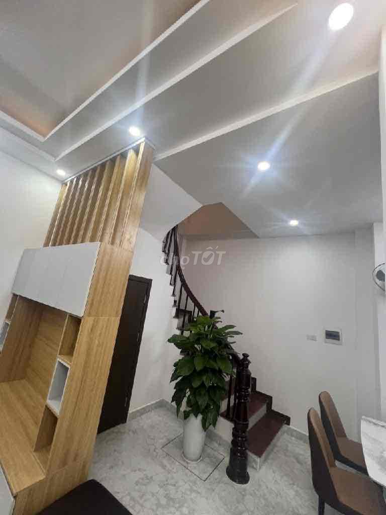 Bán nhà Đê La Thành nhỏ, 3 bước ra ngã 5 Ô Chợ Dừa. Dt 35/40m2, 5 tầng