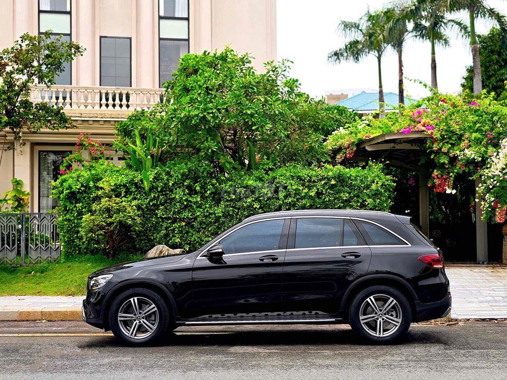 Подтяжка лица Mercedes GLC200 V1 2022 черный хорошая цена