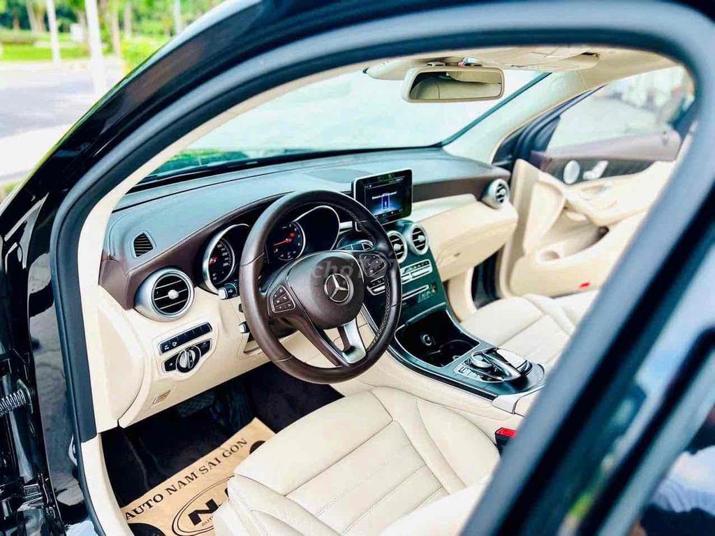 Mercedes-Benz GLC 300 4matic 2017 Đen. Mua bán Ô tô tại Quận 8 Tp Hồ Chí Minh được đăng bởi Cửa hàng ô tô cũ TRUST CARS hình 6