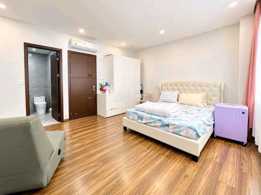 Таунхаус в Районе 2 Lakeview City, 1 этаж, 3 уровня, 4 спальни, 5 санузлов