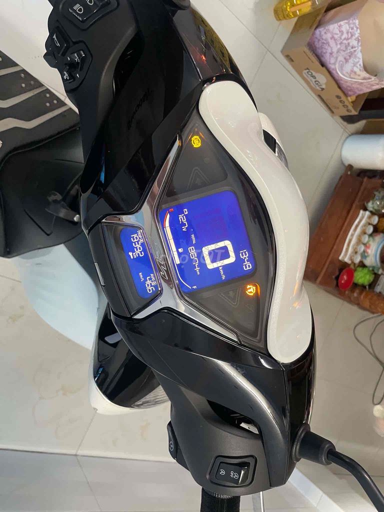 Honda SH160i черно-белая с наклейкой PPF