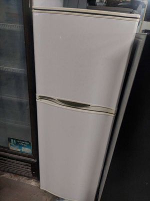 Tủ lạnh Sharp 180 lít đẹp không bám tuyết