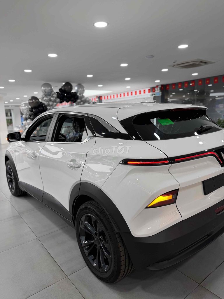Белый электромобиль VinFast VF6