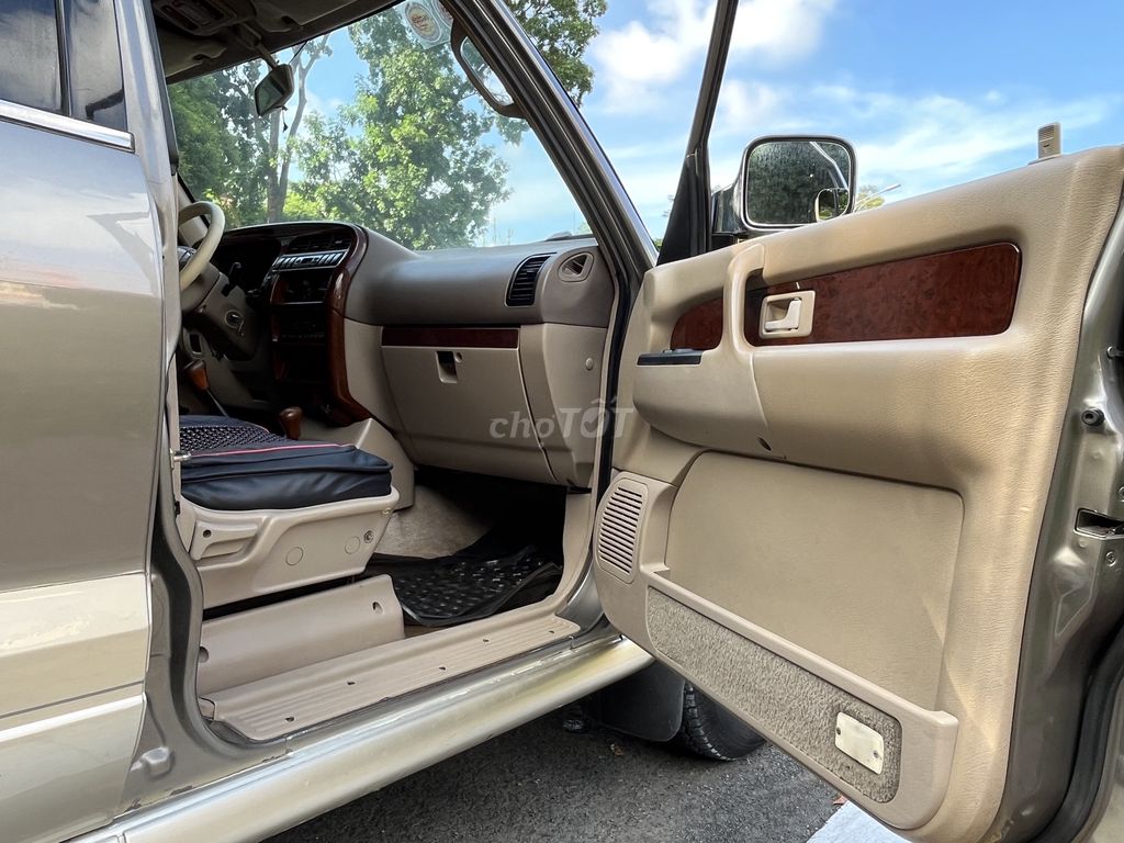 Isuzu Trooper SE с золотым песком, 7-местный