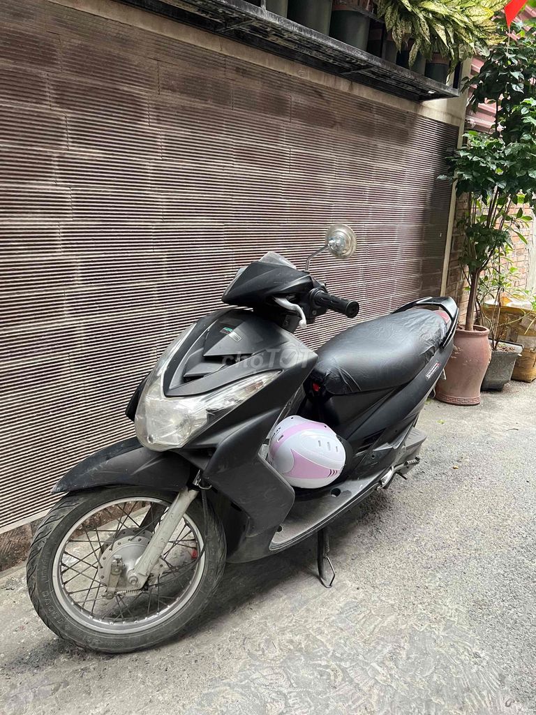 Черный скутер Yamaha