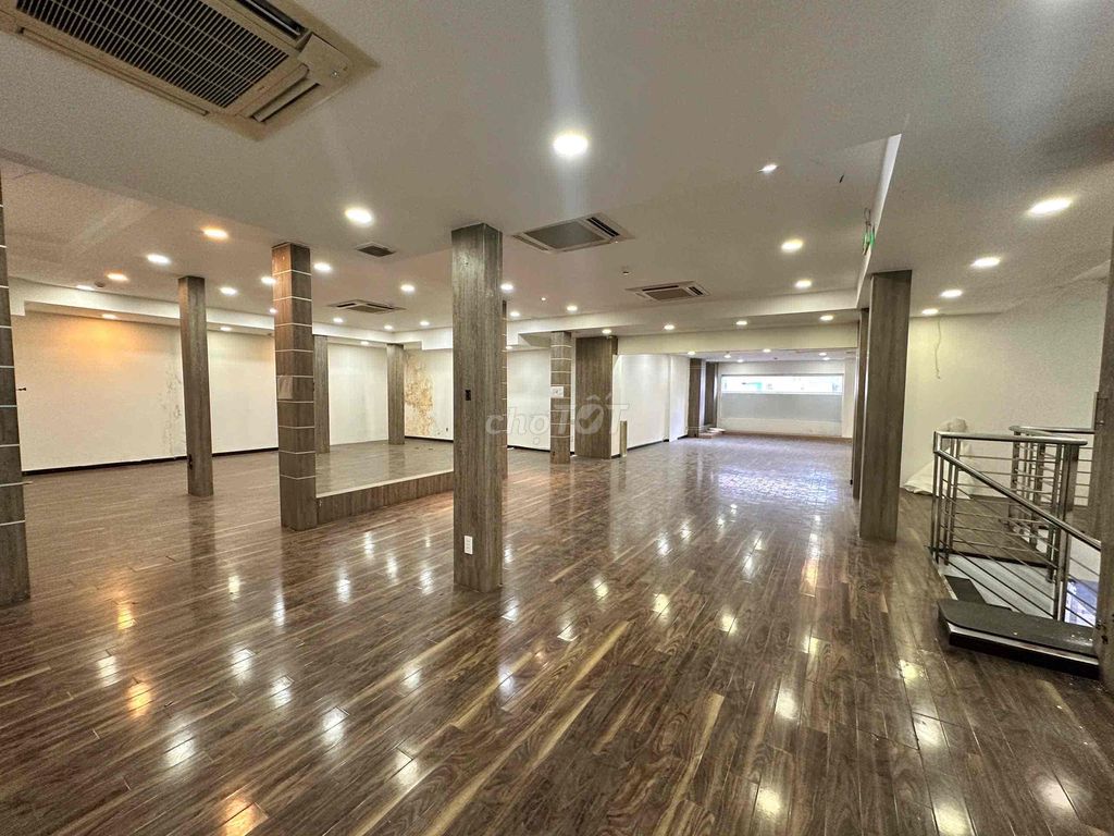 Showroom, Mặt Bằng 9mx20m, Quận 1,