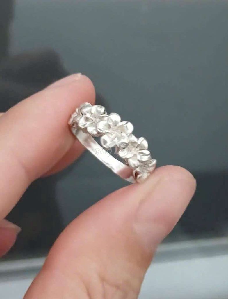Nhẫn Nữ Bạc 925 Bạc Hoa 16.4mm. Mua bán Phụ kiện thời trang khác tại Quận 8 Tp Hồ Chí Minh được đăng bởi Hàng hiệu Secondhand hình 1