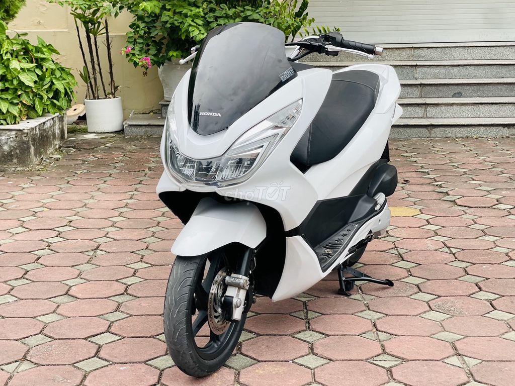 Основной продукт двигателя Honda PCX 125 2017 года белого цвета..