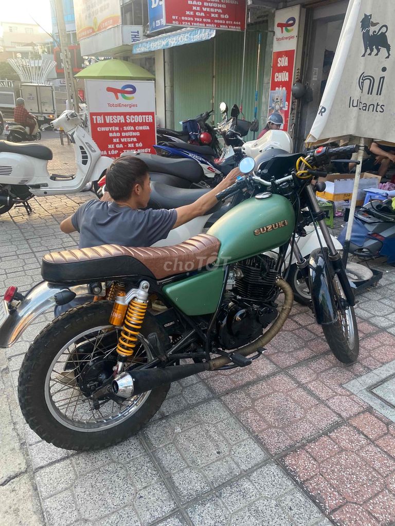 Гонки для кафе Suzuki GN125 с зеленым мхом