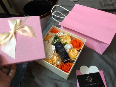Pass lại hộp quà tặng set hoa+ son Dior