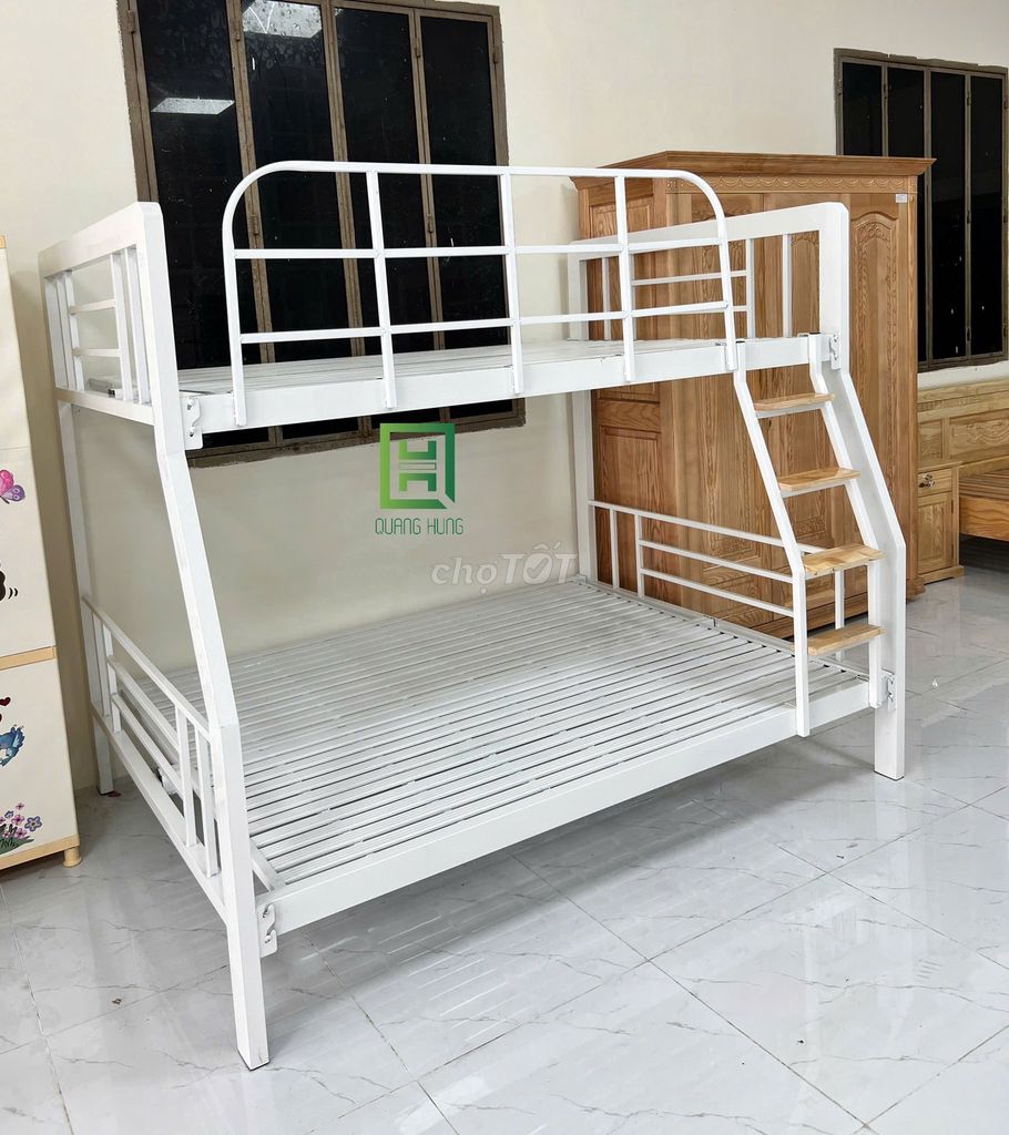 Giường tầng Quang Hùng Tầng lệch Sắt hộp Trắng. Mua bán Giường, chăn ga gối nệm tại Thành phố Dĩ An Bình Dương được đăng bởi Nội Thất Quang Hùng TD hình 1