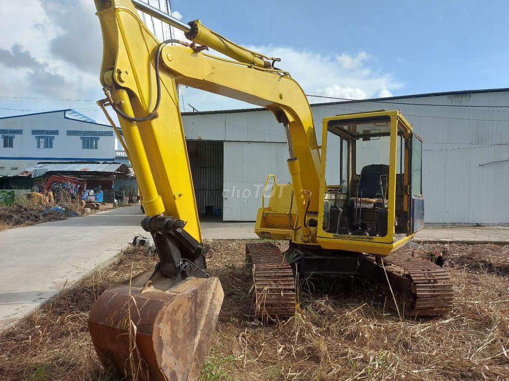 xe KOMATSU PC60-5 CÒN NGON. Mua bán Phương tiện khác tại Huyện Cái Bè Tiền Giang được đăng bởi AN hình 1