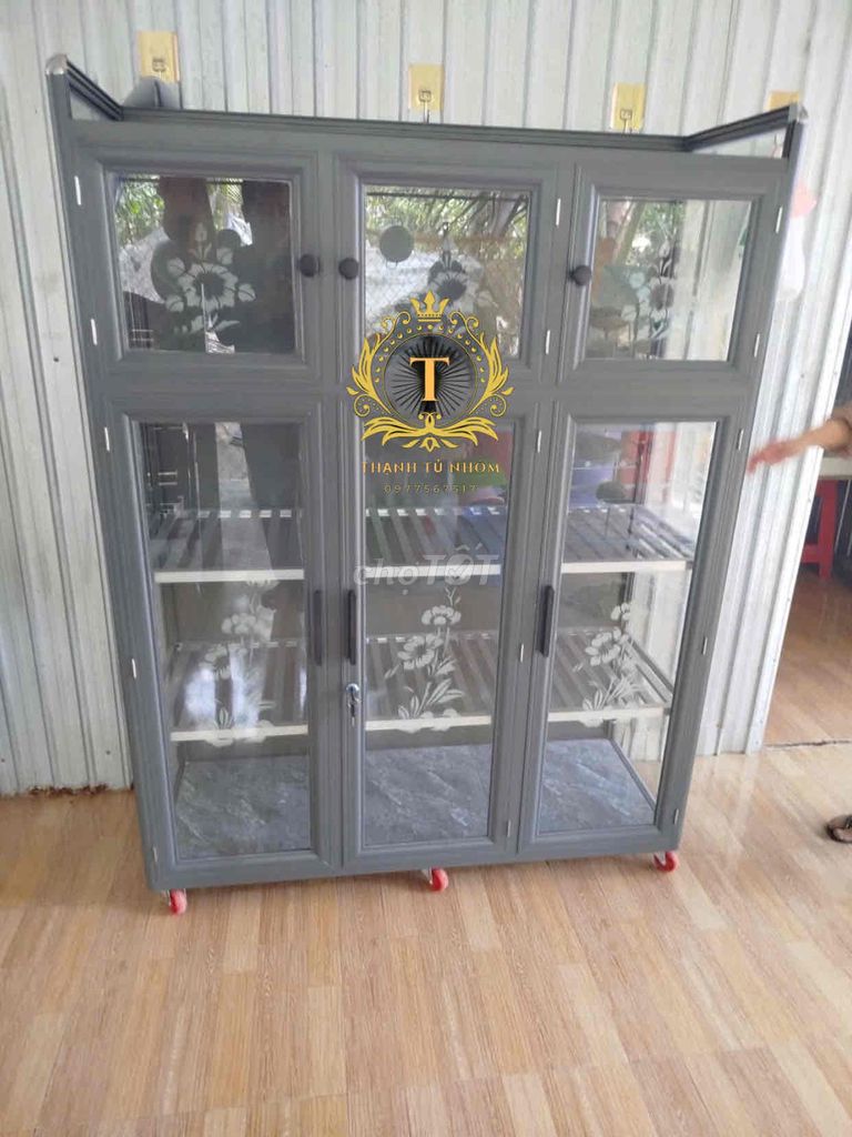 Tủ chén nhôm kính xám có bánh xe. Mua bán Tủ, kệ gia đình tại Huyện Chợ Mới An Giang được đăng bởi Đặng Hiếu Thạnh hình 1