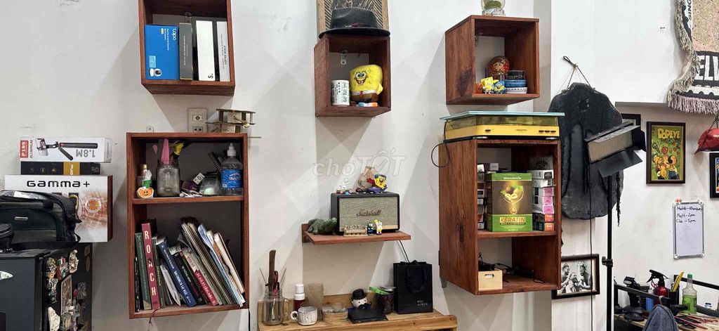 Kệ tủ gỗ màu nâu. Mua bán Tủ, kệ gia đình tại Quận 1 Tp Hồ Chí Minh được đăng bởi Giang Ho hình 1