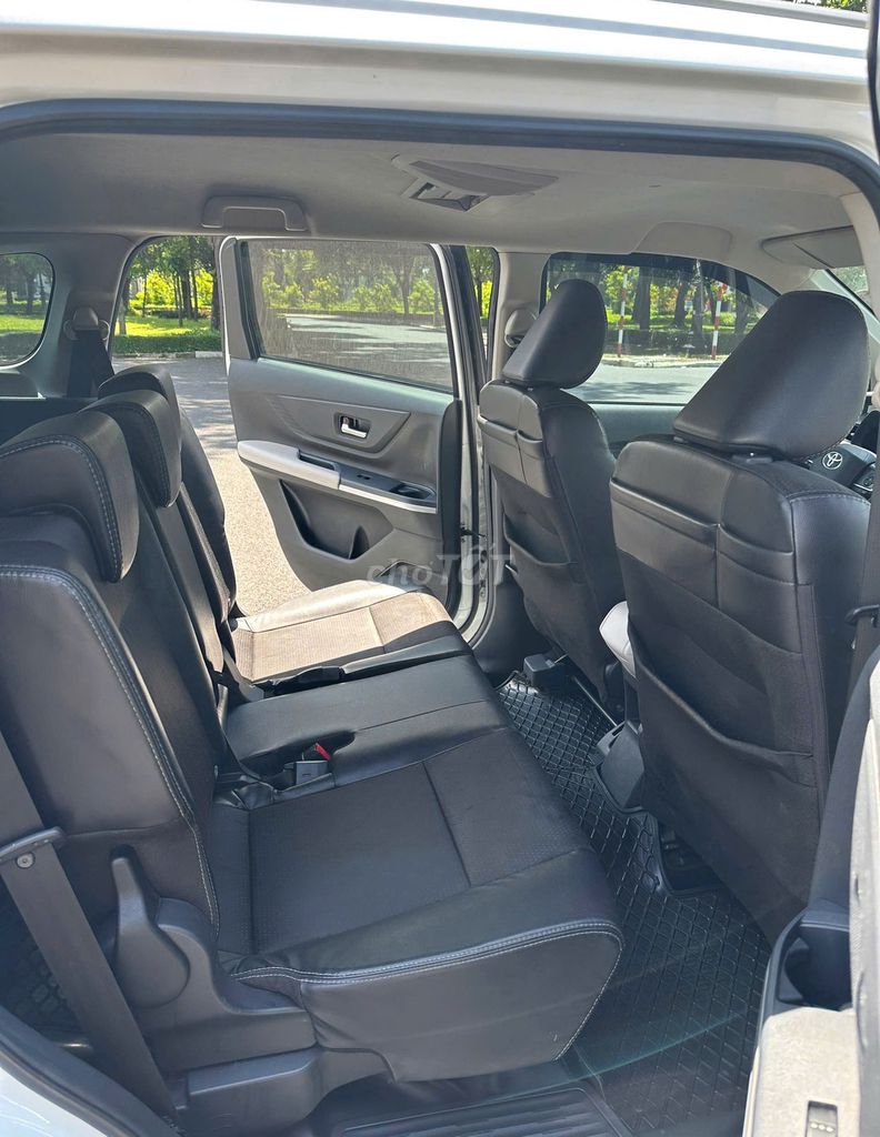 Toyota Veloz Cross 2022 CVT Top siêu mới. Mua bán Ô tô tại Quận 12 Tp Hồ Chí Minh được đăng bởi NHI Ô TÔ AN SƯƠNG hình 12