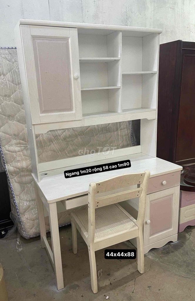 Bàn học. Mua bán Bàn ghế tại Quận 12 Tp Hồ Chí Minh được đăng bởi Tường Vy hình 1