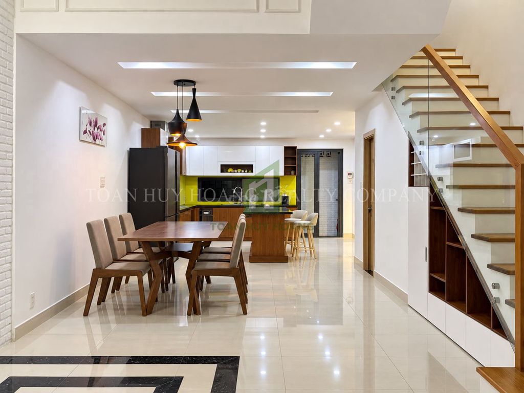 Family house facing a park with a Hàn river rooftop — photo 4