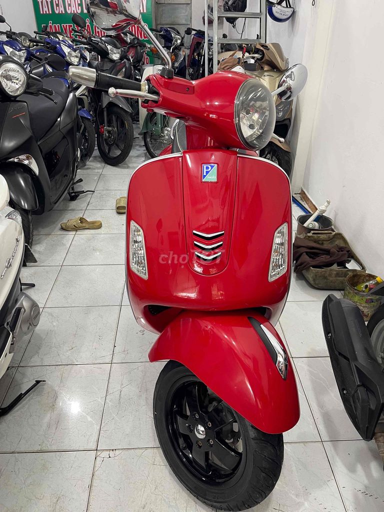 Piaggio Vespa GTS 125 2017 Красный