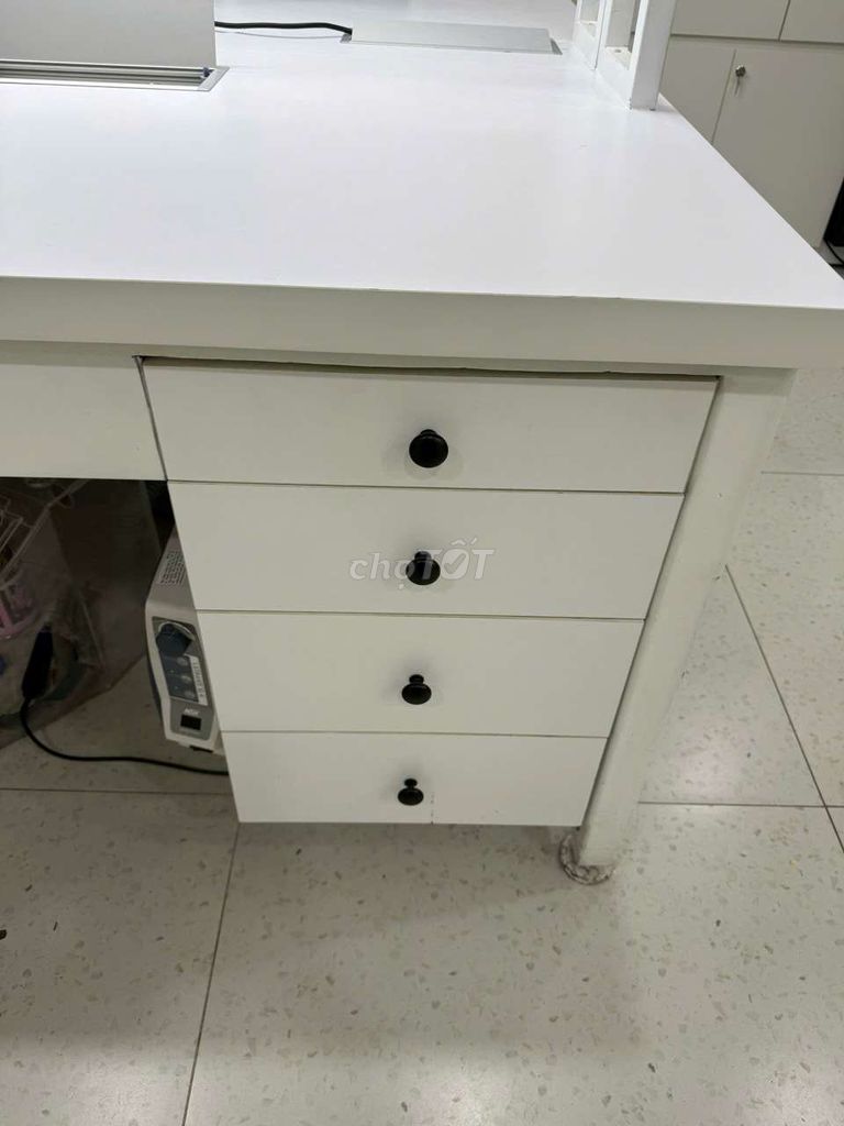 Bàn lab làm việc, thí nghiệm có ổ điện