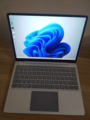 Surface laptop Go 2 8/256 like new