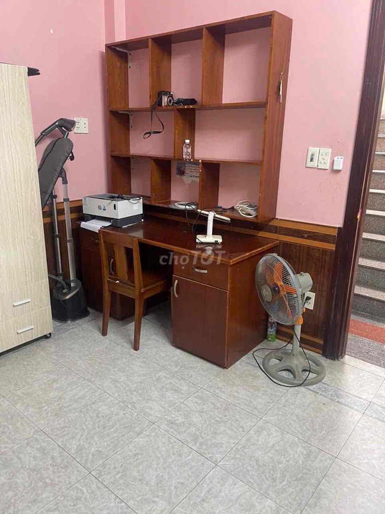 ДОМ В АРЕНДУ РЯДОМ С ФАСАДОМ ЗДАНИЯ, ПОДХОДЯЩИЙ ДЛЯ ОТКРЫТОГО ОФИСА