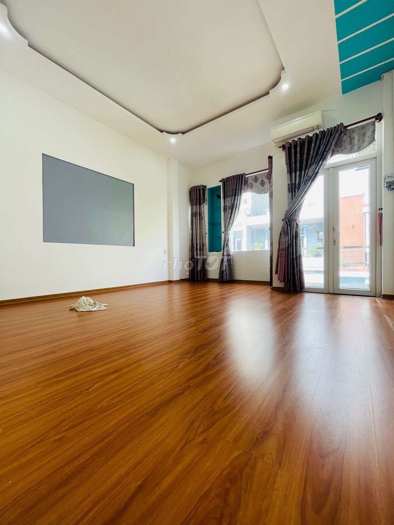 Дом 3 этажа 70м² с парковкой в тихом переулке на Тран Суан Ле