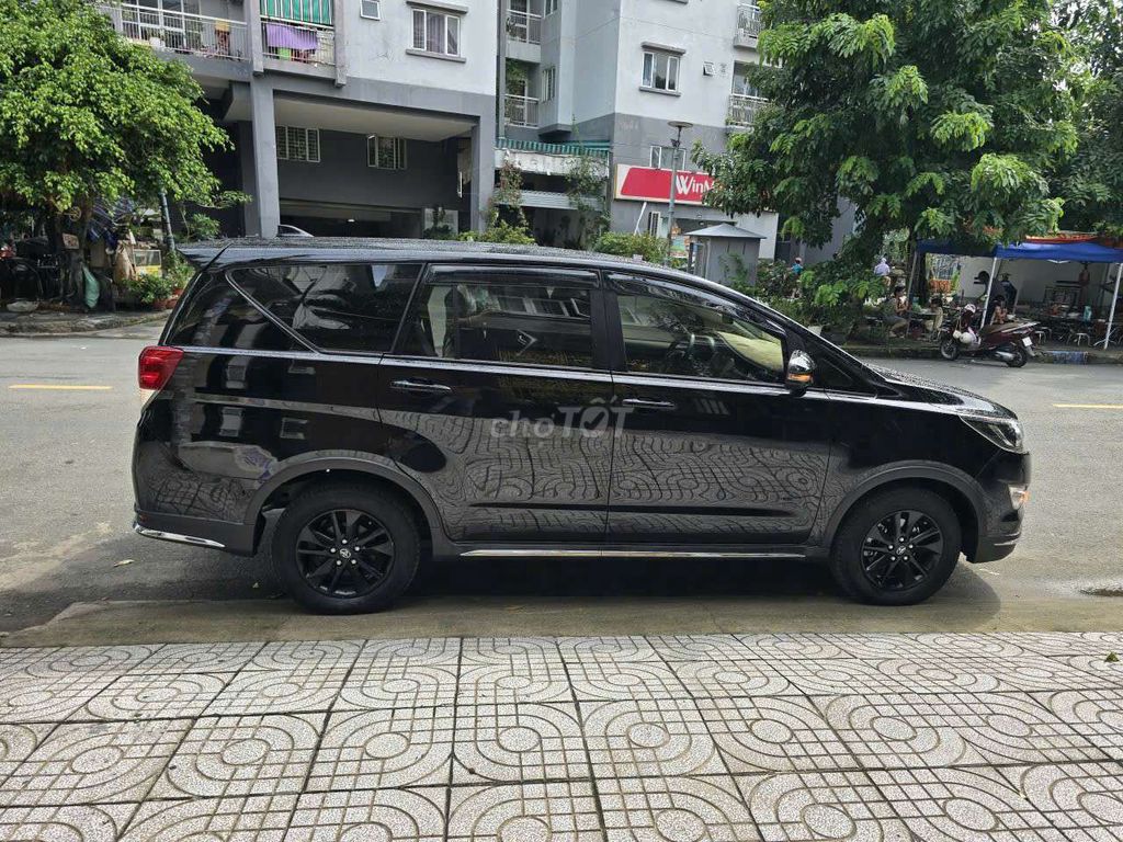 Toyota Innova Venture 2019 Черный