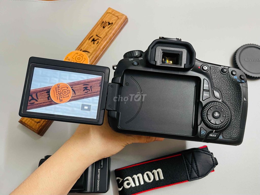 Canon 60D + 18-55 STM màn sáng đều ko tối góc