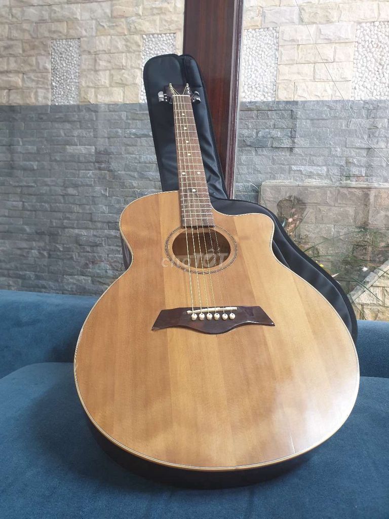 Nhượng nhanh đàn guitar mới 90% cho ai cần