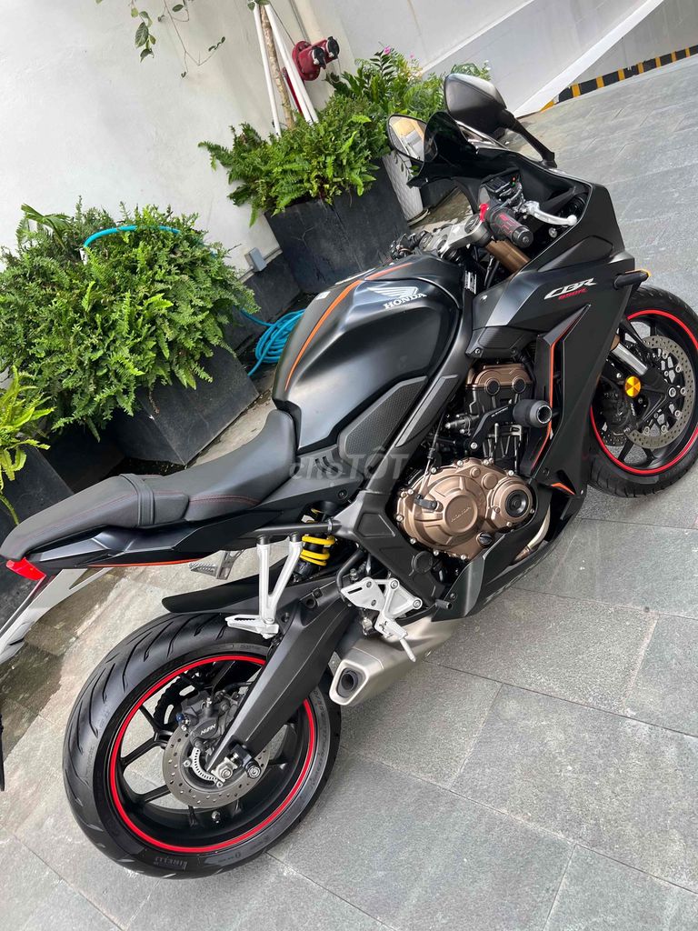 HONDA CBR650R 2022 куплена у дилера с новья в суперсостоянии