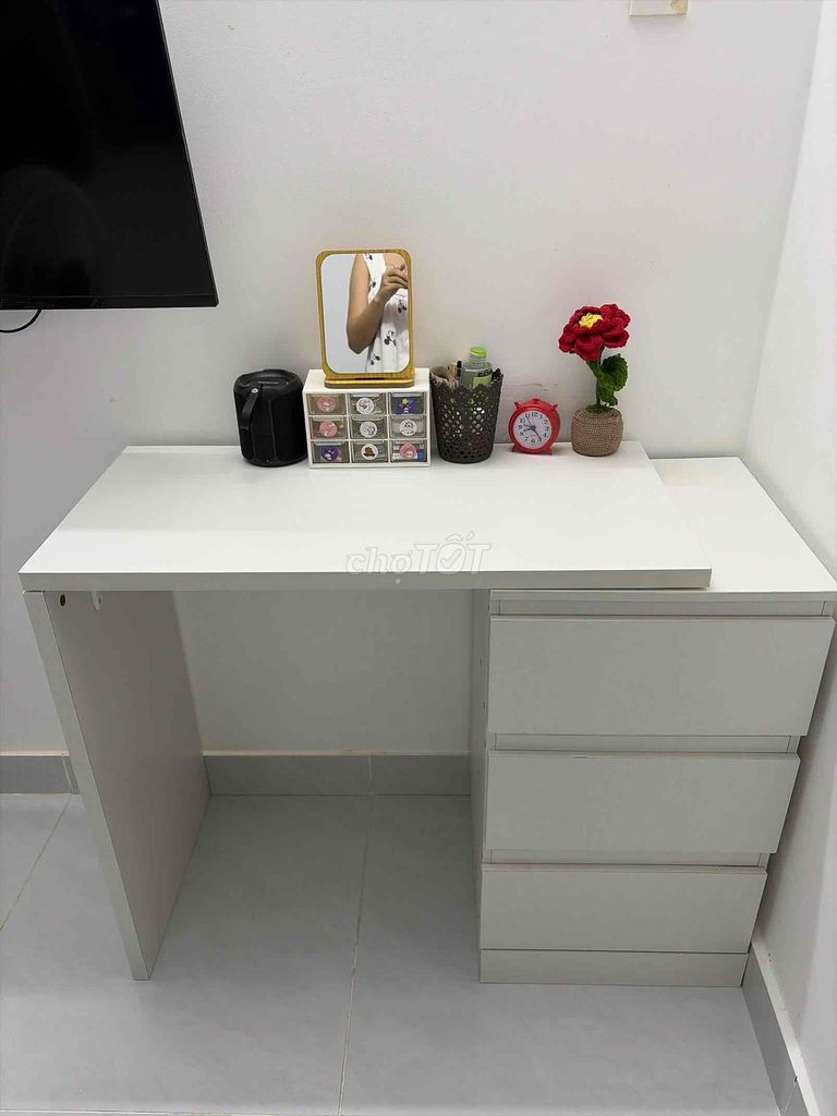 Bàn trang điểm Gỗ MDF Trắng Mới 99%. Mua bán Bàn ghế tại Thành phố Thủ Đức Tp Hồ Chí Minh được đăng bởi Hoa Hướng Dương hình 1