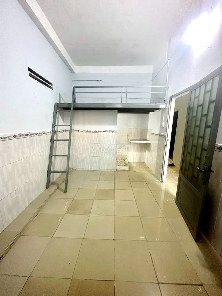 Phòng gác rộng 30m2 đối diện công viên Phú Lâm