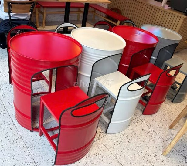 Bộ bàn ghế Sắt Đỏ Trắng Quán cafe. Mua bán Bàn ghế tại Quận Sơn Trà Đà Nẵng được đăng bởi Esco Beach Danang hình 1