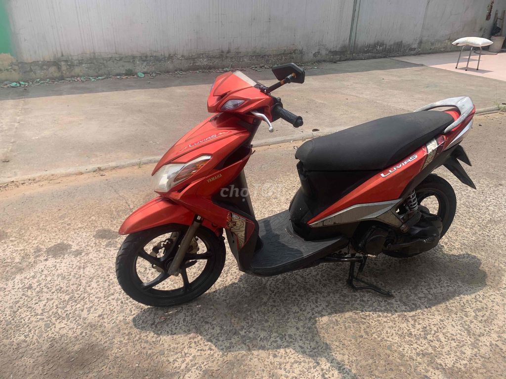 Красный скутер Yamaha Luvias