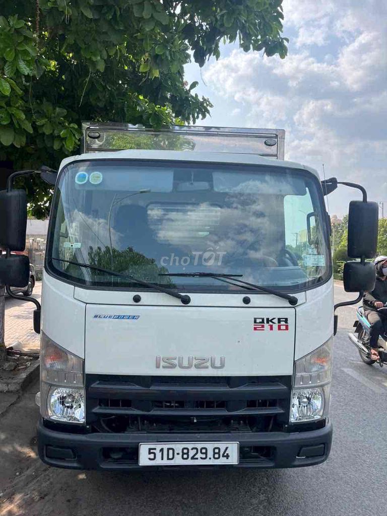 Isuzu QKR210 2t3 2024 siêu lướt thùng kín 4m37