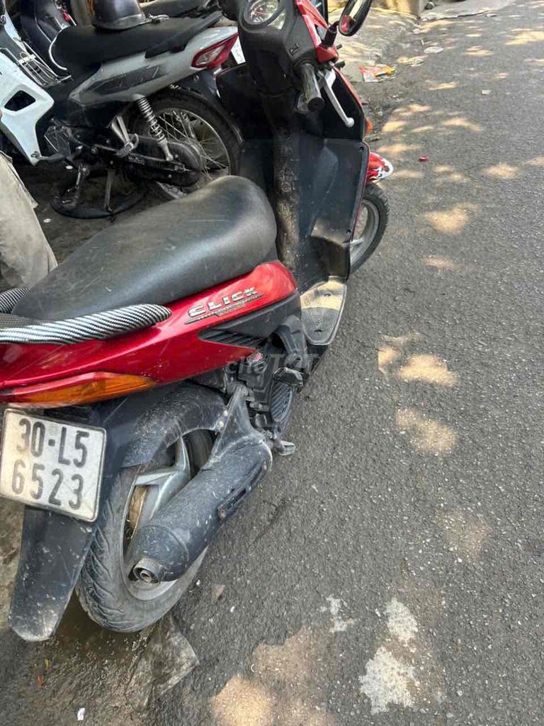 Honda Click красного цвета