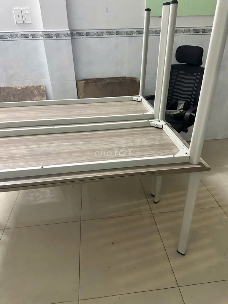 Bàn làm việc Gỗ Vàng nhạt 1m6x60cm 95%. Mua bán Bàn ghế tại Quận 11 Tp Hồ Chí Minh được đăng bởi Vi hình 1