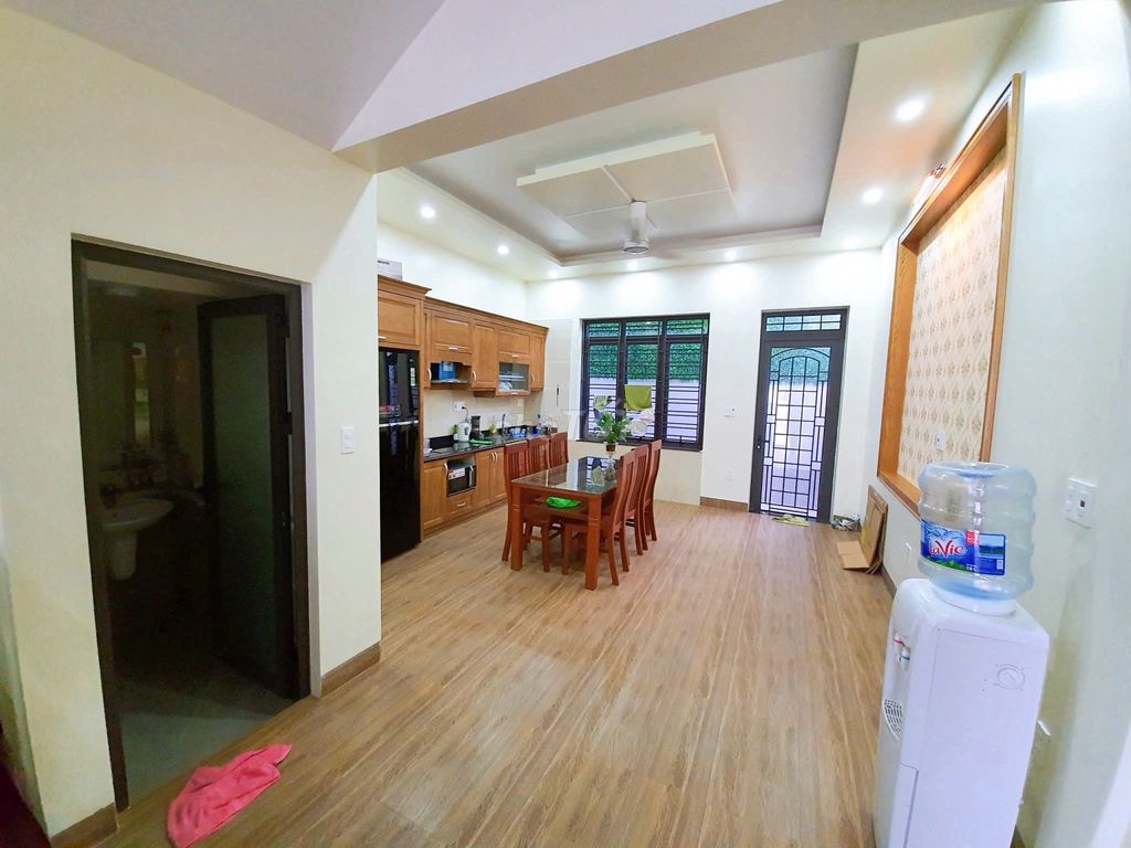 Cho thuê nhà phố Văn Cao, DT: 80m2, 7 ngủ khép kín.