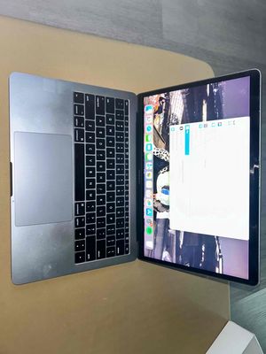 Macbook Pro 13 inch 2017 i7 2.5GHz Gray